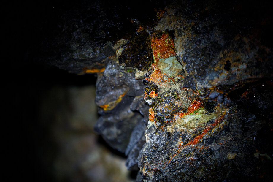 Несмотря на название шурфа, здесь, помимо крокоита, встречается множество других минералов.