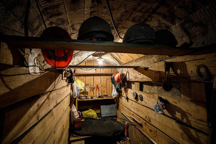 Так называемая кондейка – небольшая комната отдыха под землёй для работников шурфа.