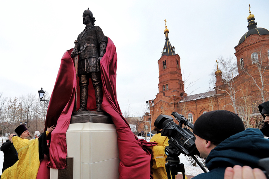 Высота бронзового памятника составляет 2,3 метра.