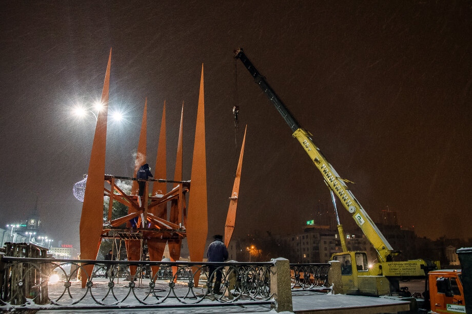 25 января 2013 года. Демонтаж Краснознаменной группы ранее служившей стелой для Ордена Ленина.