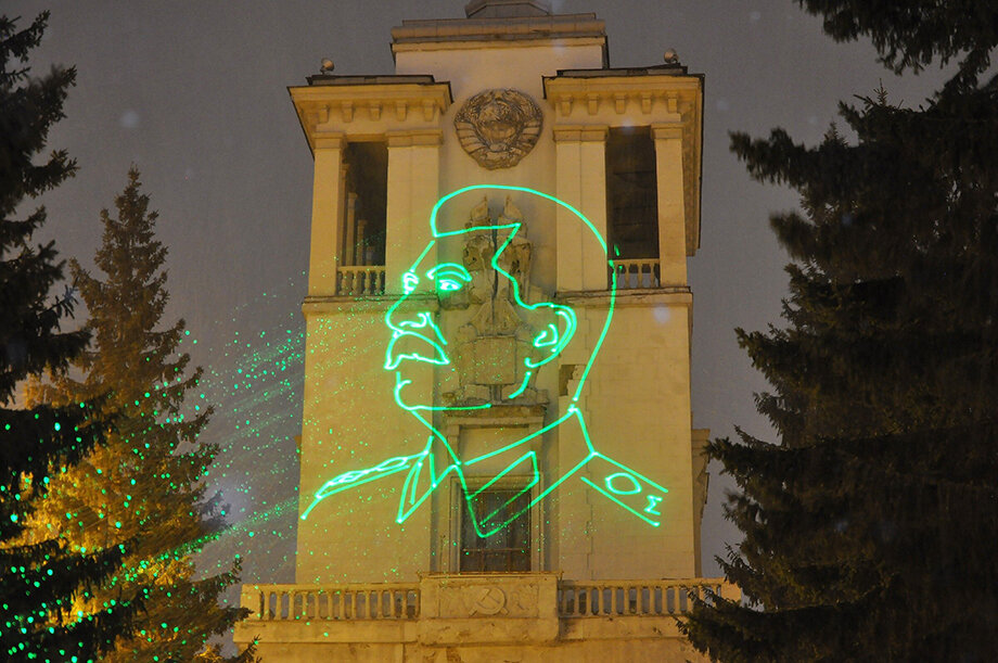 21 декабря 2020 года на фасаде Дома офицеров появилось световое изображение Сталина.