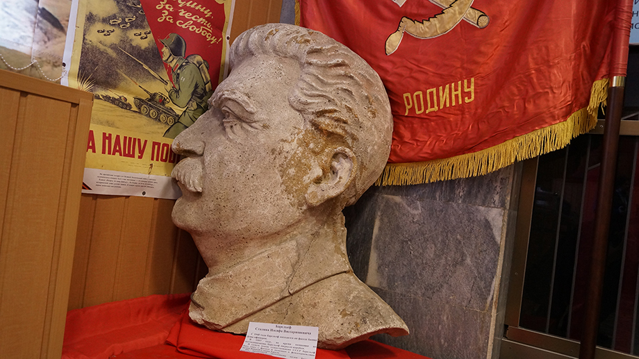 Барельеф в музее Дома офицеров.