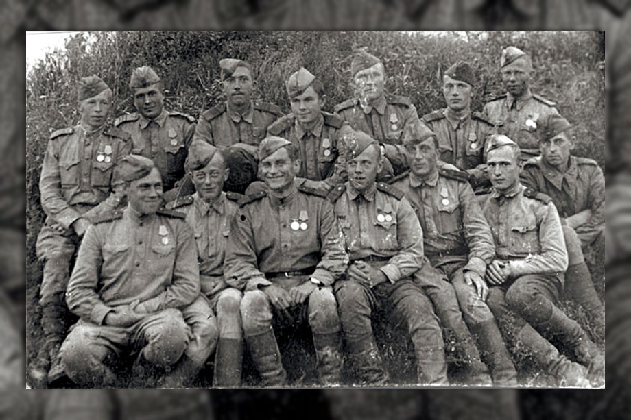 Сержант Юрий Никулин (верхний ряд, третий слева) на фронте в 72-м дивизионе. 1943 год.