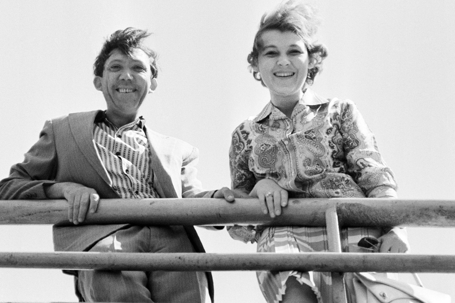 Юрий Никулин с женой Татьяной в Москве. 1963 год.
