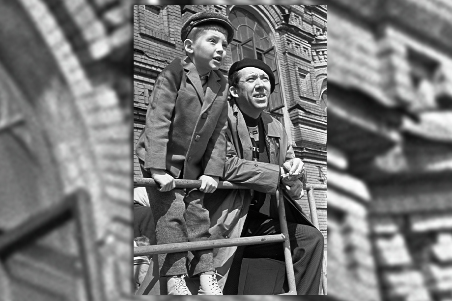 Юрий Никулин с сыном Максимом на Красной площади. 1963 год.