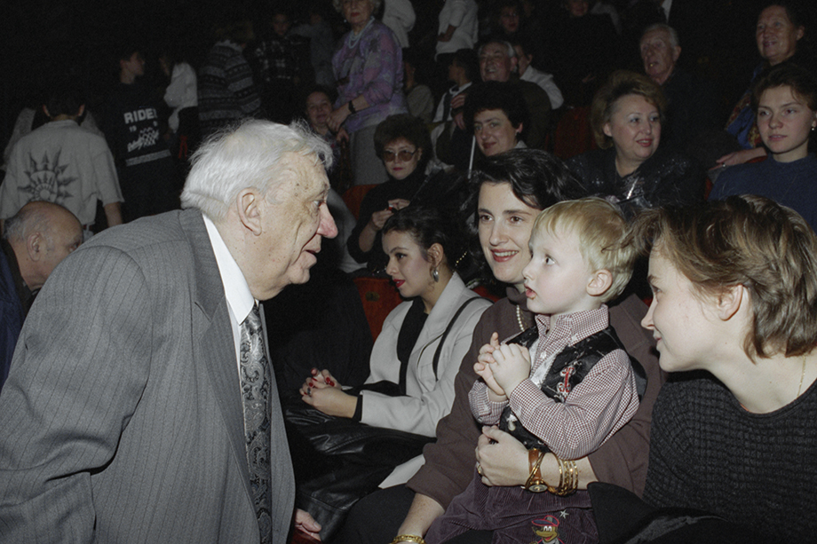 Директор цирка Юрий Никулин во время беседы с юными зрителями в перерыве представления. 1996 год.