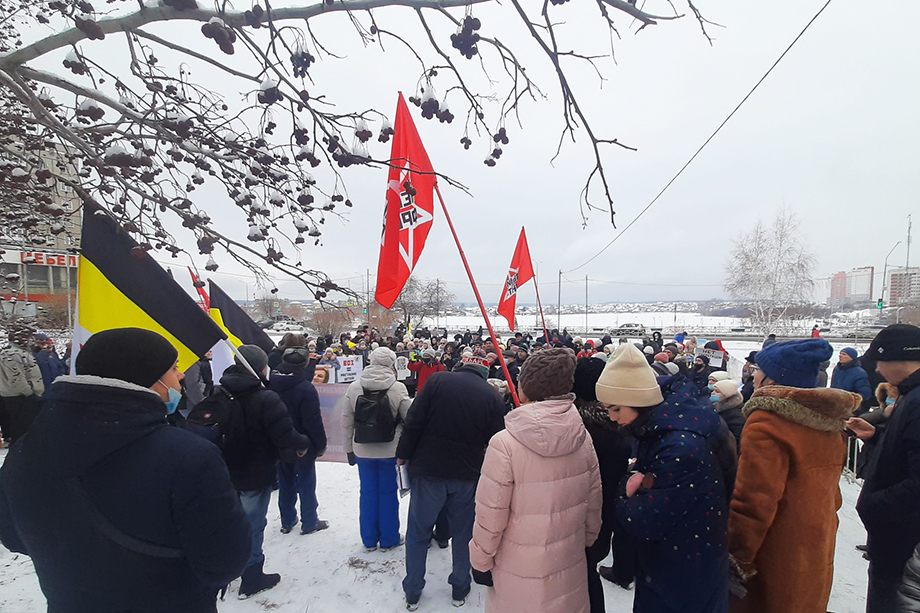 В митинге приняли участие около 300 человек.