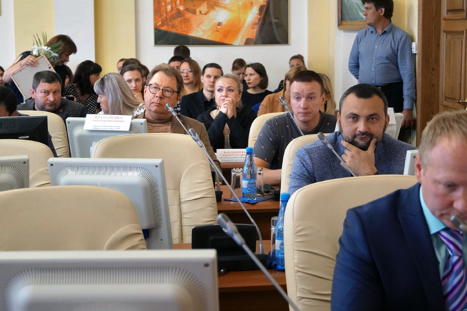Александр Крамаренко (слева в третьем ряду) на заседании Магаданской городской думы.