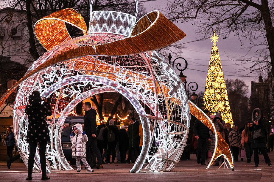 Люди во время прогулки по улице Пушкина, украшенной к Новому году в Симферополе.