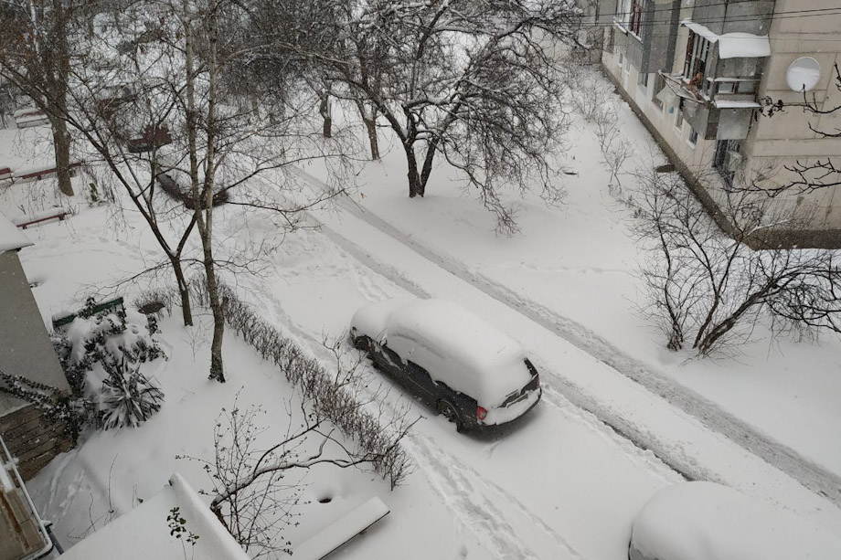 Сильный снегопад парализовал Севастополь