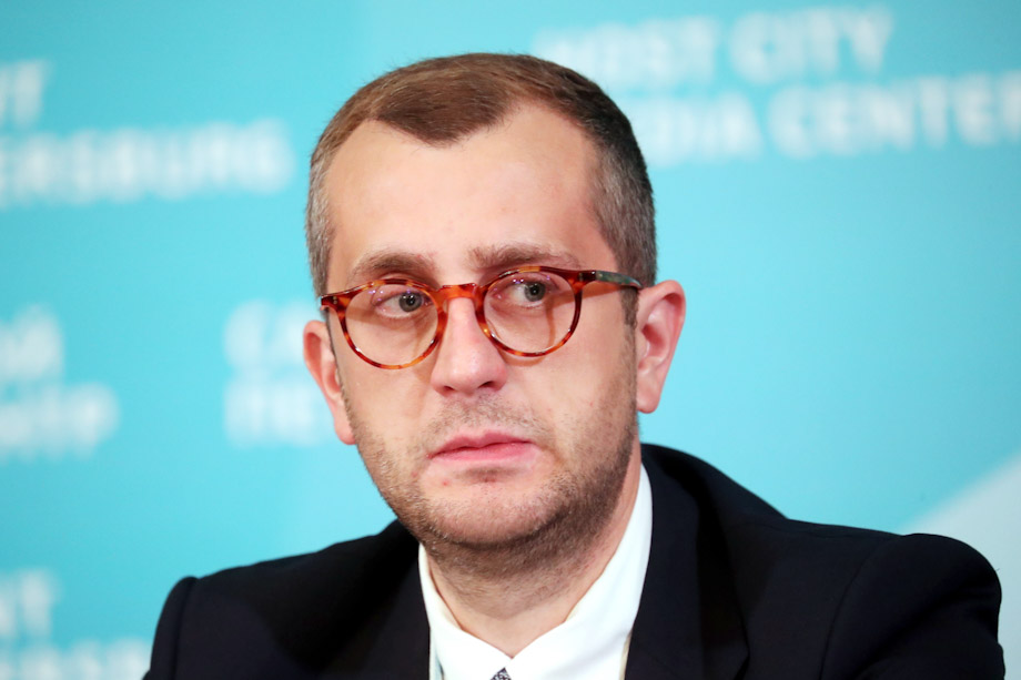 Сын директора Эрмитажа возглавлял фонд «Городские проекты» с 2008 года и продолжал руководить им, будучи чиновником, что противоречит законодательству.