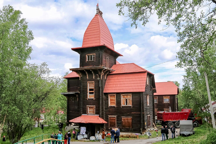 «Русалочка» – архитектурный памятник Кольского района в стиле традиционной архитектурной постройки Русского Севера.