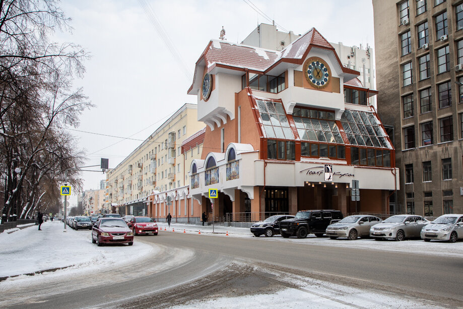 Фасад и кровлю театра отремонтировали в прошлом году.
