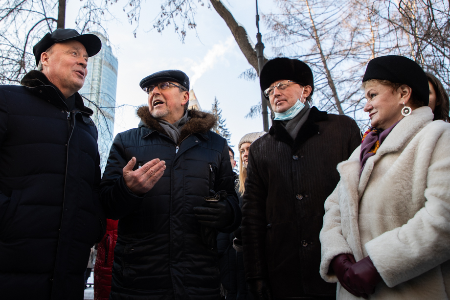 Директор театра Пётр Стражников (слева в центре) рассказывает главе Екатеринбурга Алексею Орлову, замгубернатору Свердловской области Павлу Крекову и министру культуры региона Светлане Учайкиной о том, как изменился театр за время капитального ремонта.