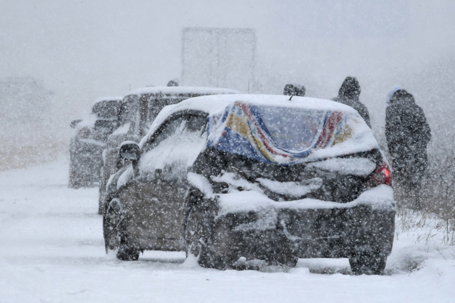 Автомобильная авария на трассе «Таврида» в Крыму во время сильного снегопада.