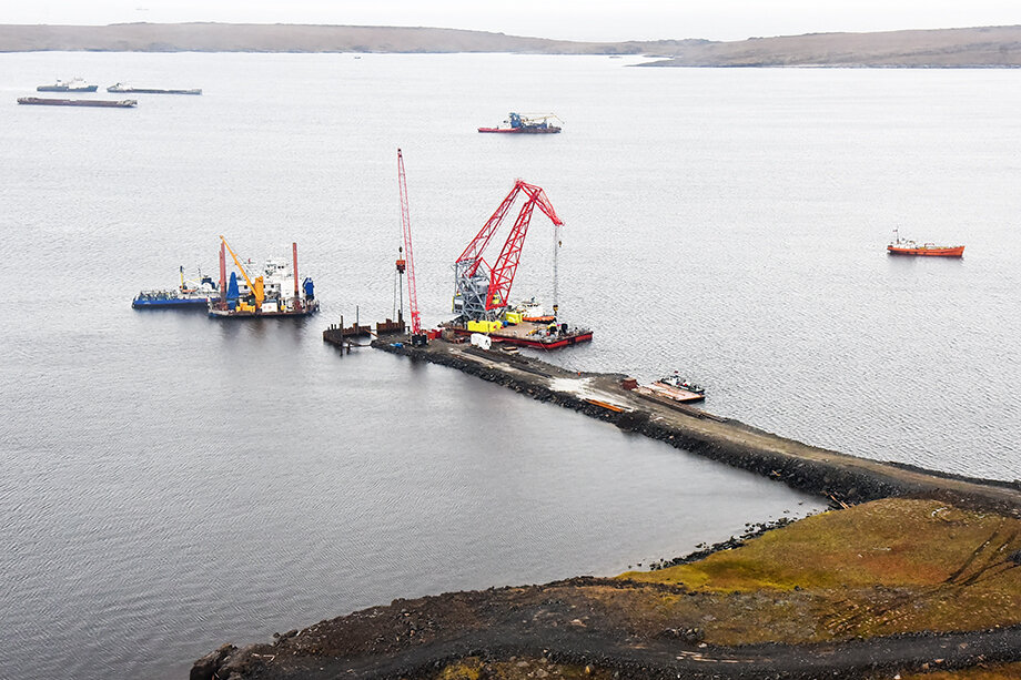 Bau eines Ölverladeterminals für den Transport von Kohlenwasserstoffen aus einer neuen Gruppe von Feldern in der Öl- und Gasprovinz Taimyr des Wostok-Ölprojekts entlang der Nordseeroute.
