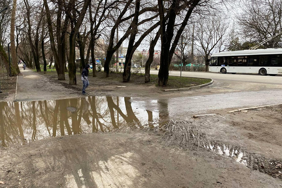 Даже в погожий день люди вынуждены обходить лужи и грязь в сквере на улице Севастопольской в Симферополе