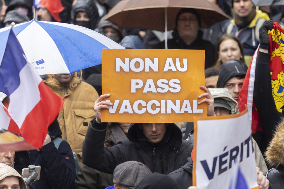 Протестные акции во Франции начались после ужесточения антикоронавирусных мер.