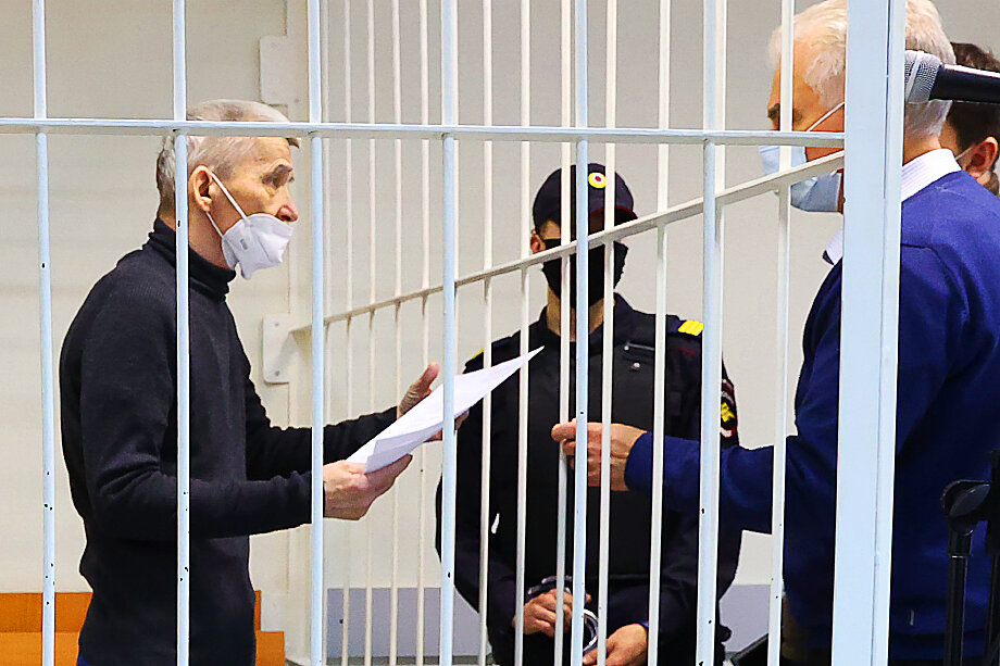 Во время оглашения приговора главе карельского «Мемориала» Юрию Дмитриеву в Петрозаводске.