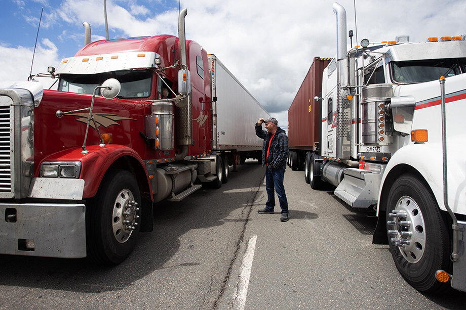 Канадский альянс грузоперевозок подсчитал, что правительственное требование может вынудить покинуть дороги около 16 тысяч трансграничных водителей – 10 процентов всех канадских дальнобойщиков.