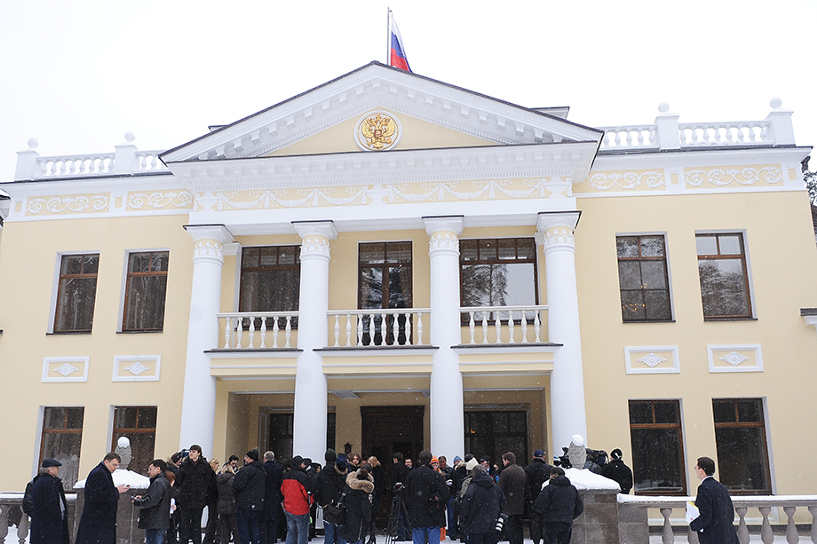 По версии следствия, офицер ФСО получил деньги за сокрытие допущенных нарушений в ходе работ по строительству и реконструкции объектов на территории резиденции президента России в Ново-Огарёве.