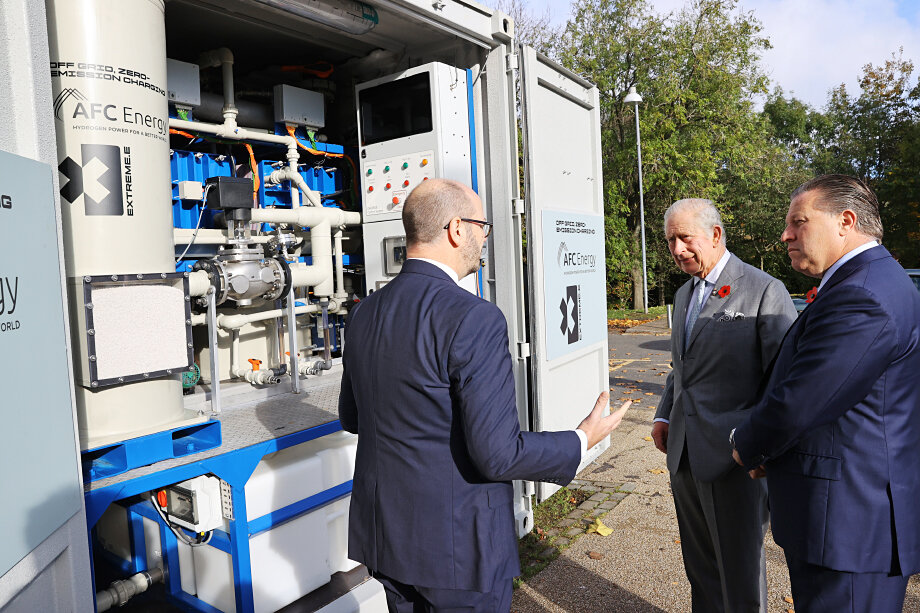 3 ноября 2021 года. Принц Уэльский Чарльз (второй справа) и исполнительный директор McLaren Racing Зак Браун (справа) знакомятся с системой производства водородной энергии из кислорода и водорода для питания электрических батарей в Художественной галерее и музее Келвингроув в Глазго, Великобритания.