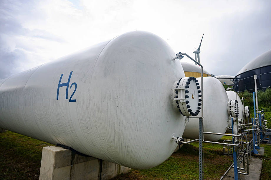 Резервуар с водородом на гибридной электростанции Enertrag в Бранденбурге, Германия. Хранение водорода требует дорогостоящих решений.