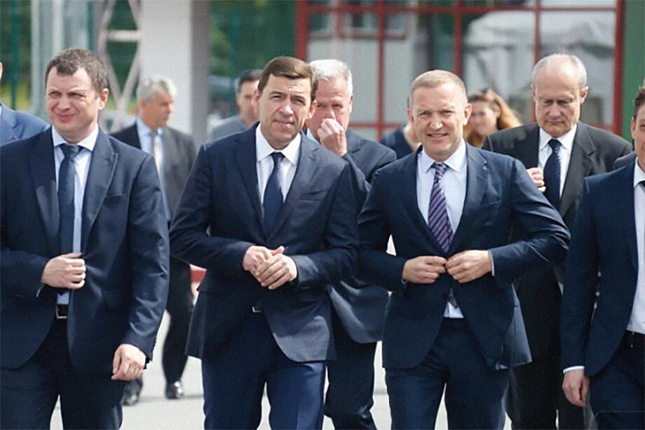 Виталий Кочетков (второй справа) входит в ближайшее окружение губернатора Свердловской области.