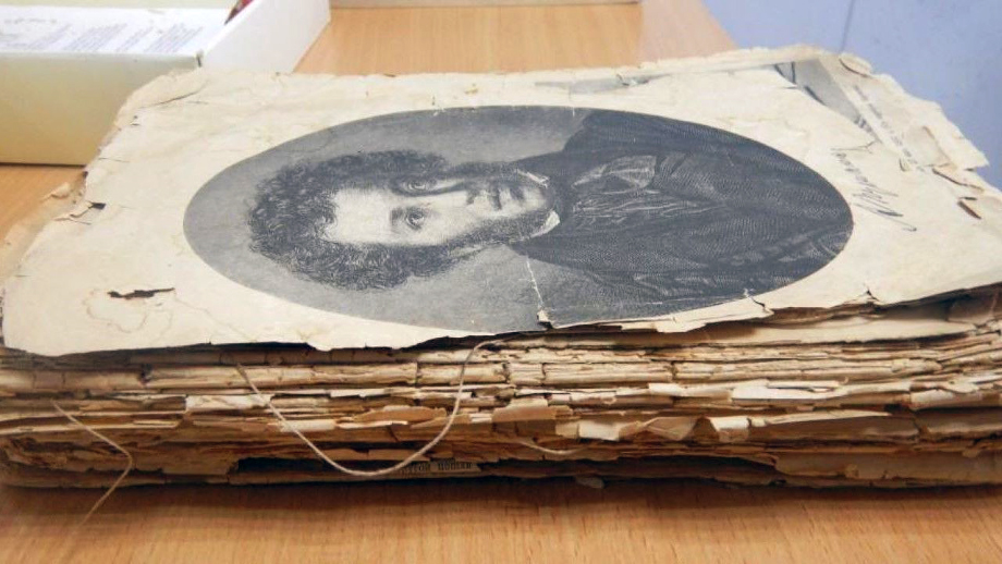 Редкий экземпляр произведений Александра Пушкина, датированный 1894 годом, находился в багажнике автомобиля в дорожной сумке
