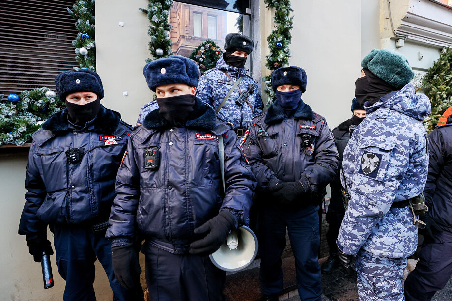 Сотрудники правоохранительных органов дежурят возле закрытого заведения общепита во время акции в поддержку «QR-сопротивления».