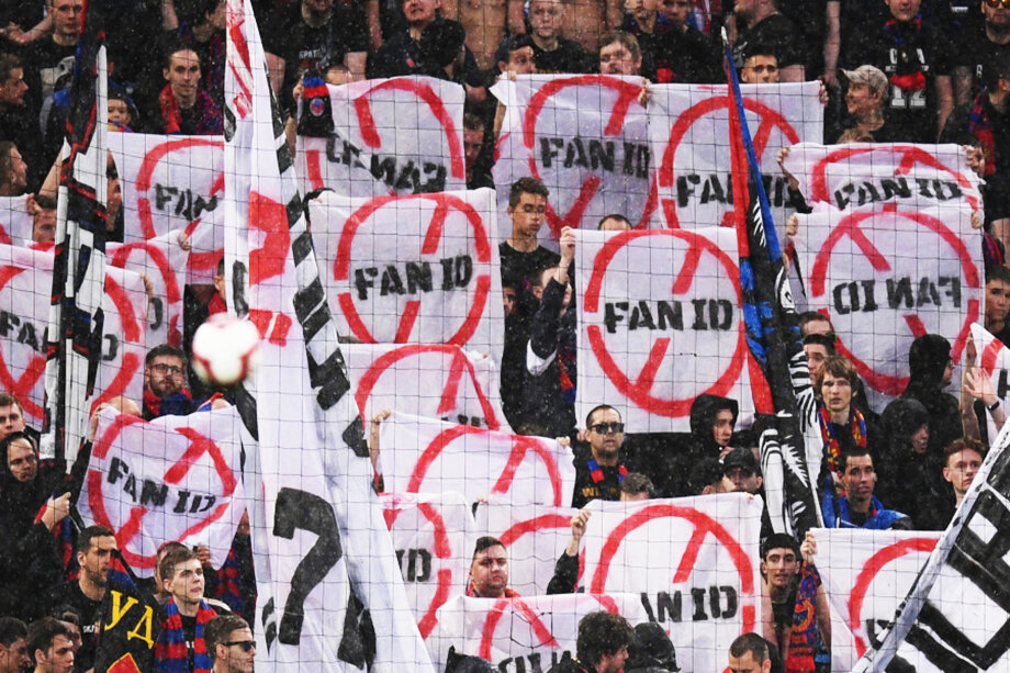 Болельщики держат плакаты с перечёркнутой надписью «Fan ID» во время матча 27-го тура чемпионата России по футболу.
