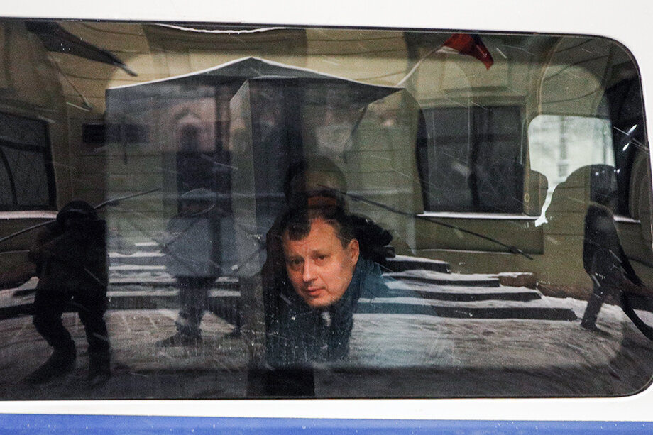 Лидер движения «QR-сопротивление», бизнесмен, ресторатор Александр Коновалов под арестом в полицейском автомобиле.