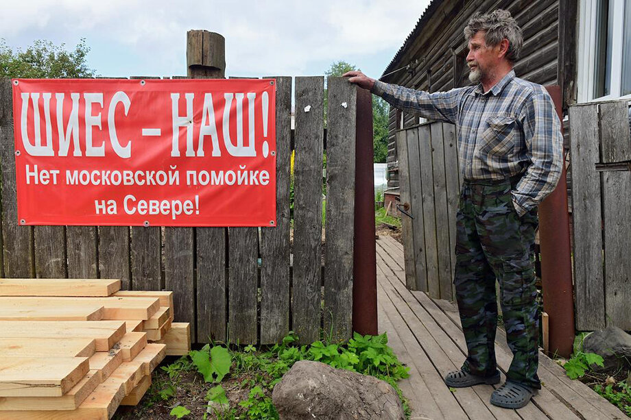 2 августа 2020 года. Житель города Каргополя у забора своего дома с плакатом: «Шиес – наш! Нет московской помойке на Севере!»