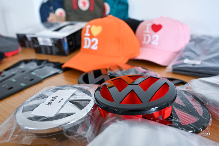 Поддельные логотипы Volkswagen и другие контрафактные товары, изъятые таможней в аэропорту Лейпцига в Германии.