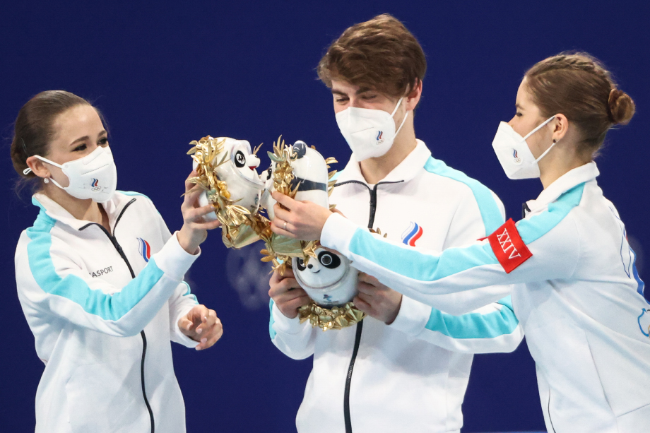 7 февраля 2022 года. Олимпиада-2022. Фигуристы Камила Валиева, Марк Кондратюк и Анастасия Мишина (слева направо) на церемонии награждения.