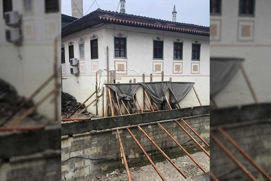 Стену Свитского корпуса Ханского дворца в Бахчисарае рабочие укрепили после того, как по ней пошла трещина