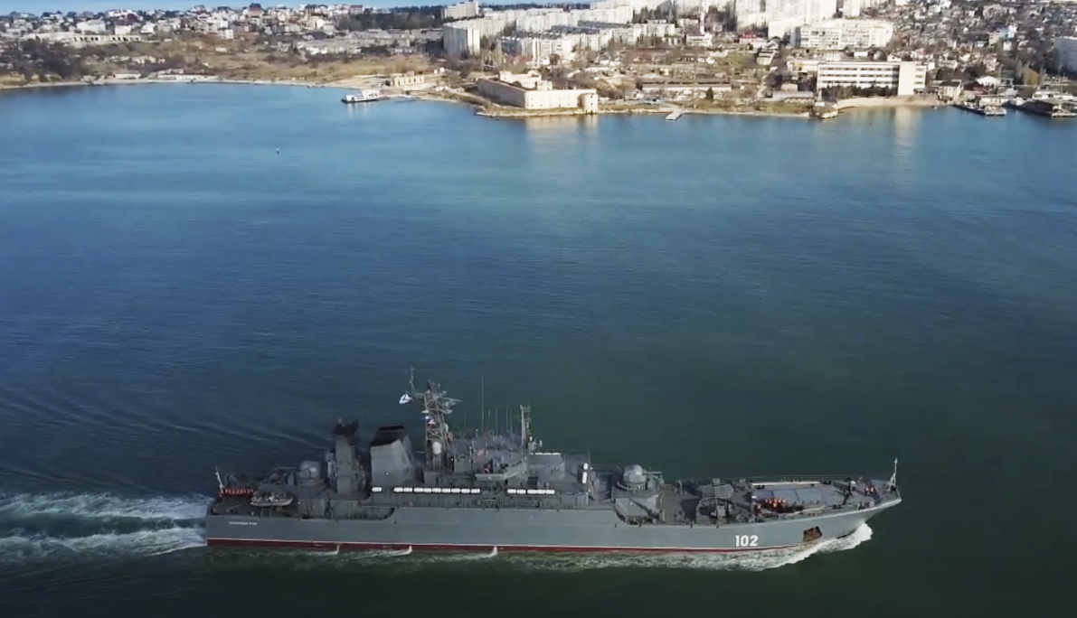 Российские военные корабли пополнят запасы в Севастопольской бухте