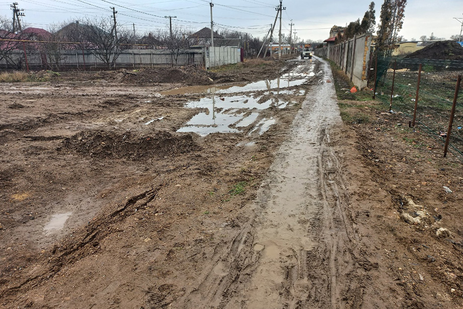 В плачевном состоянии находится большинство сельских дорог Крыма.