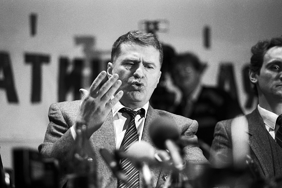 4 декабря 1991 года. Лидер Либерально-демократической партии Российской Федерации Владимир Вольфович Жириновский во время пресс-конференции для советских и зарубежных журналистов.