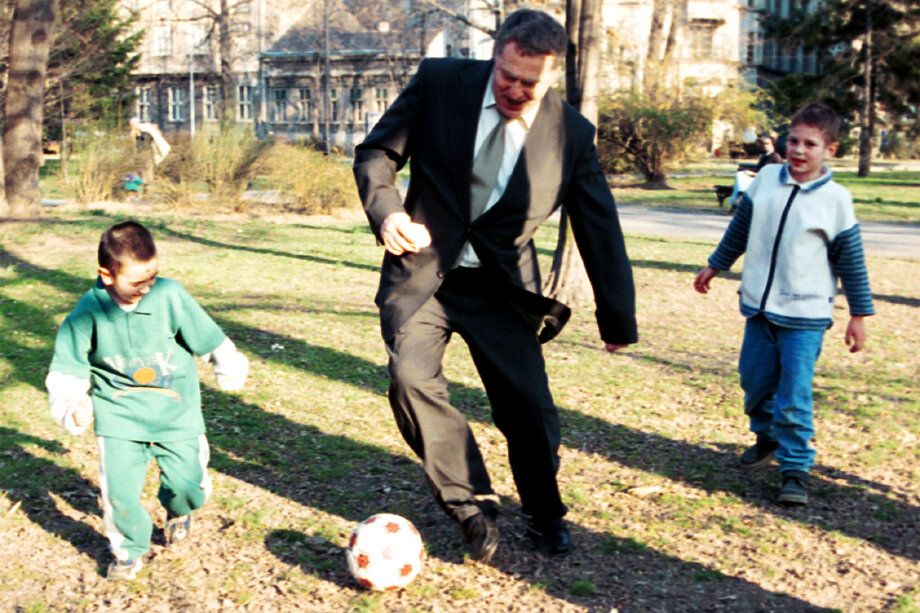 24 марта 2000 года. Владимир Жириновский играет в футбол с белградскими мальчишками во время визита в Югославию.
