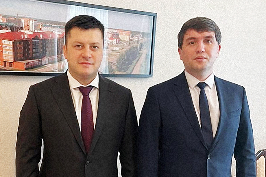 Эльдар Валидов (на фото справа) сменил на посту мэра Нефтекамска Ратмира Мавлиева (на фото слева).