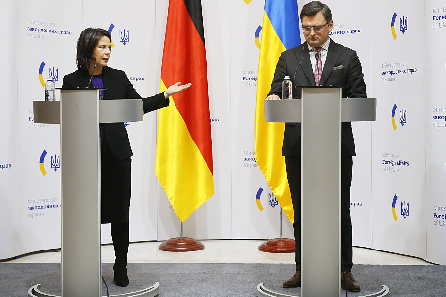 Глава МИД Украины Дмитрий Кулеба (справа) и министр иностранных дел Германии Анналена Бербок (слева) на пресс-конференции по итогам встречи.