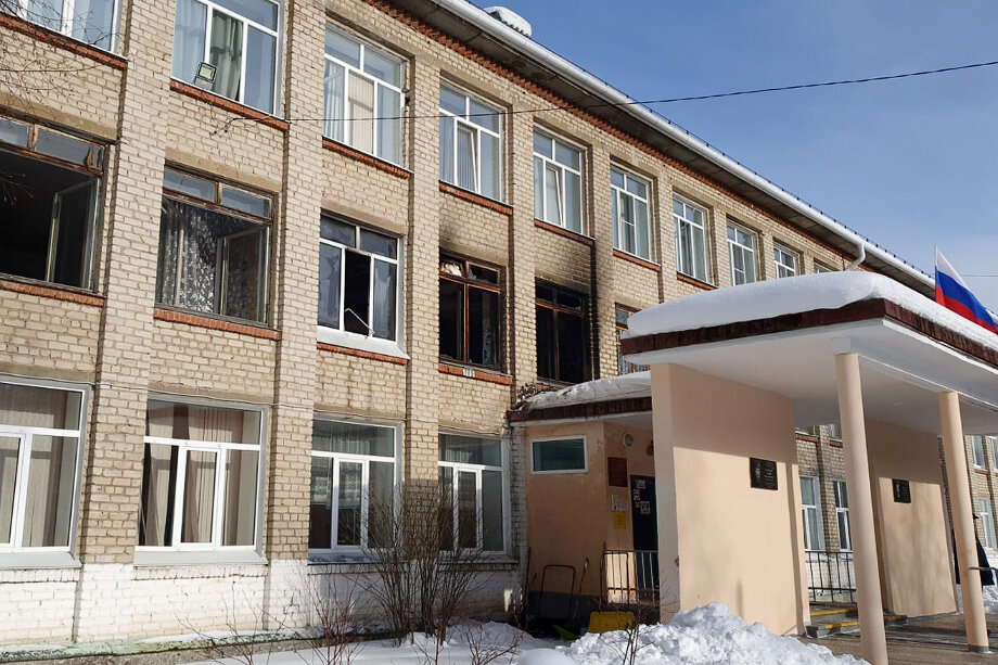 Пожар произошёл в кабинете русского языка и литературы на втором этаже.