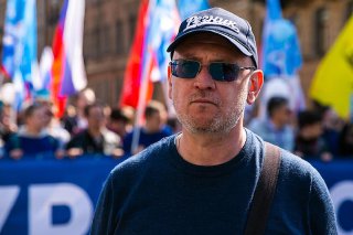 Бывший депутат петербургского заксобрания Максим Резник требует от Следственного комитета млн рублей.