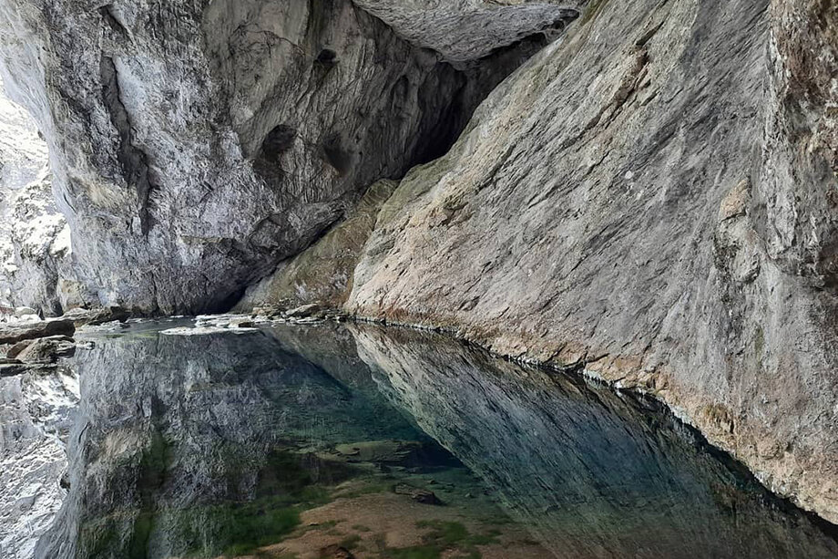 В водах пещеры необходимо проводить контроль за содержанием биогенных элементов и микроорганизмов, чтобы сохранить микрофлору.