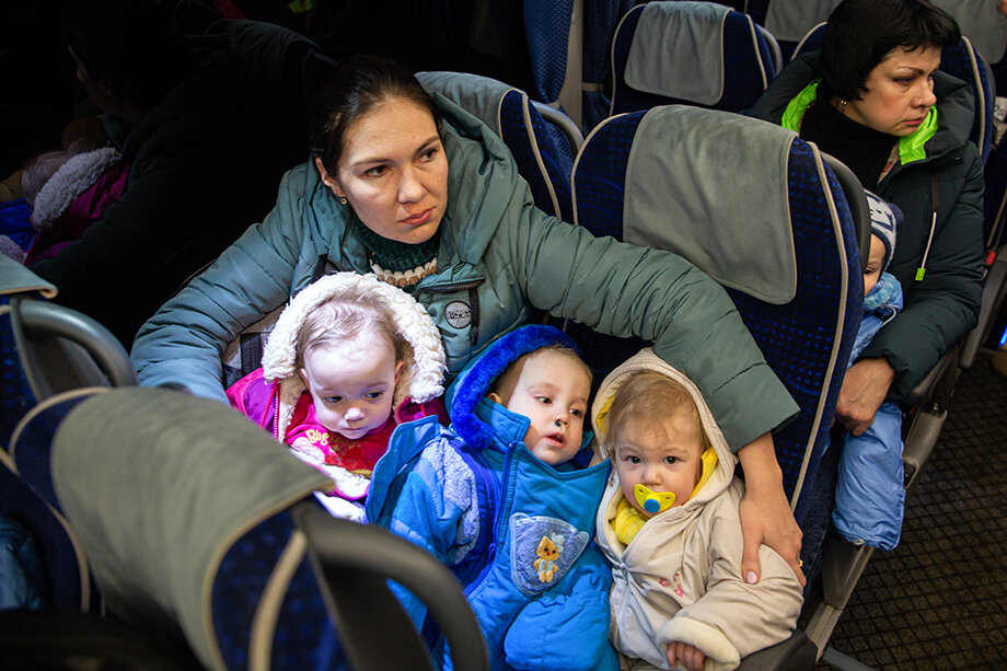 Эвакуация воспитанников Луганского республиканского дома ребёнка в Ростовскую область. По предварительной информации, ожидается порядка 700 тысяч эвакуированных.
