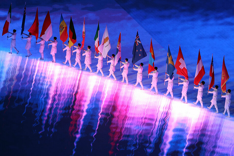 Артисты с флагами стран – участниц Олимпиады на Национальном стадионе «Птичье гнездо».