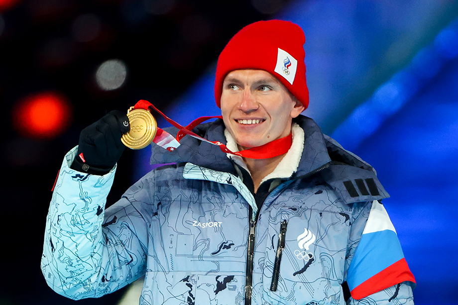 Российскому лыжнику Александру Большунову во время церемонии закрытия Олимпиады вручили третью золотую медаль.