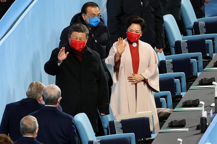 Председатель КНР Си Цзиньпин и его супруга Пэн Лиюань на трибуне стадиона.