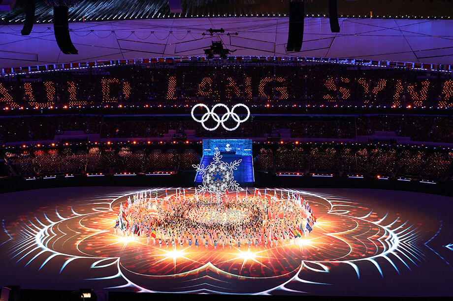 Большая снежинка, составленная из множества маленьких, символизирует каждую страну, принимавшую участие в Олимпиаде.